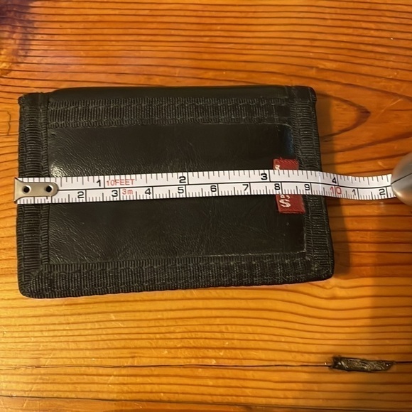 Levi’s Black compact folding wallet - Picture 2 of 6